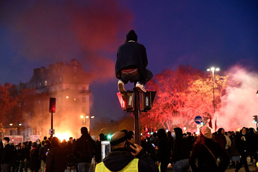 Paris yanıyor! Onbinlerce kişi sokağa çıktı Merkez Bankası ve araçlar yakıldı - Resim: 2