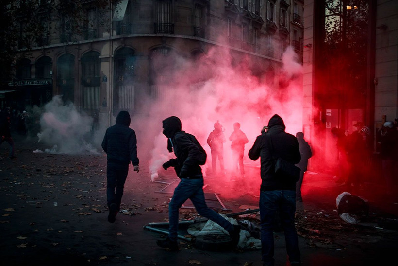 Paris yanıyor! Onbinlerce kişi sokağa çıktı Merkez Bankası ve araçlar yakıldı - Resim: 1