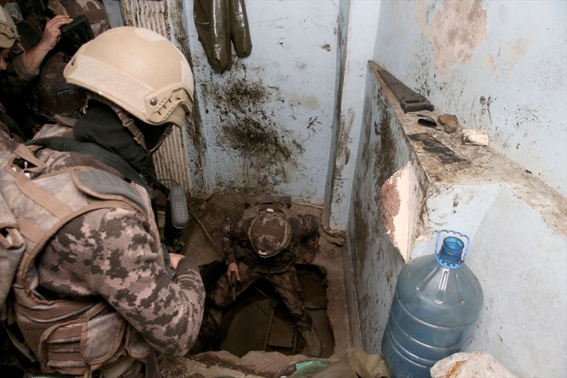 İstanbul'da uyuşturucu operasyonunda 30 metre derinliğinde tünel bulundu - Resim: 2