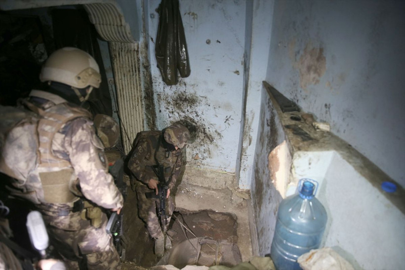 İstanbul'da uyuşturucu operasyonunda 30 metre derinliğinde tünel bulundu - Resim: 4