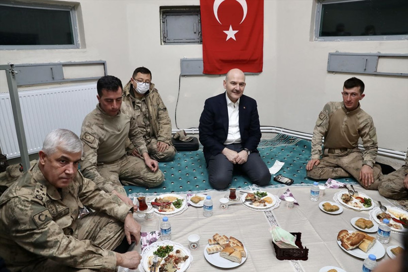 İçişleri Bakanı Süleyman Soylu yeni yıla Belbuka kalekol üs bölgesindeki askerlerle girdi - Resim: 4