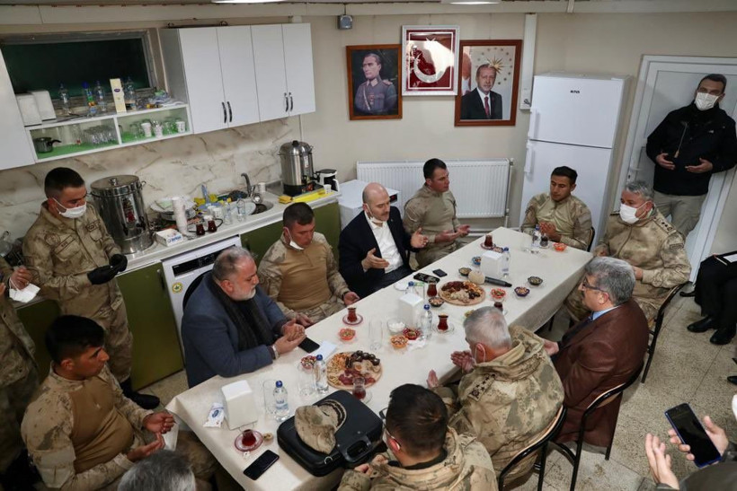 Süleyman Soylu'dan askerlerle yemek yediği yer sofrası eleştirilerine yanıt: İt ürür kervan yürür - Resim: 2