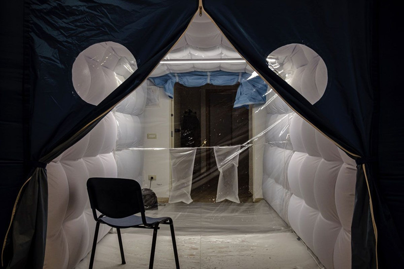 İtalya'da bakımevinde koronavirüse karşı "Sarılma Odası" kuruldu! Böyle hasret gideriyorlar - Resim: 1