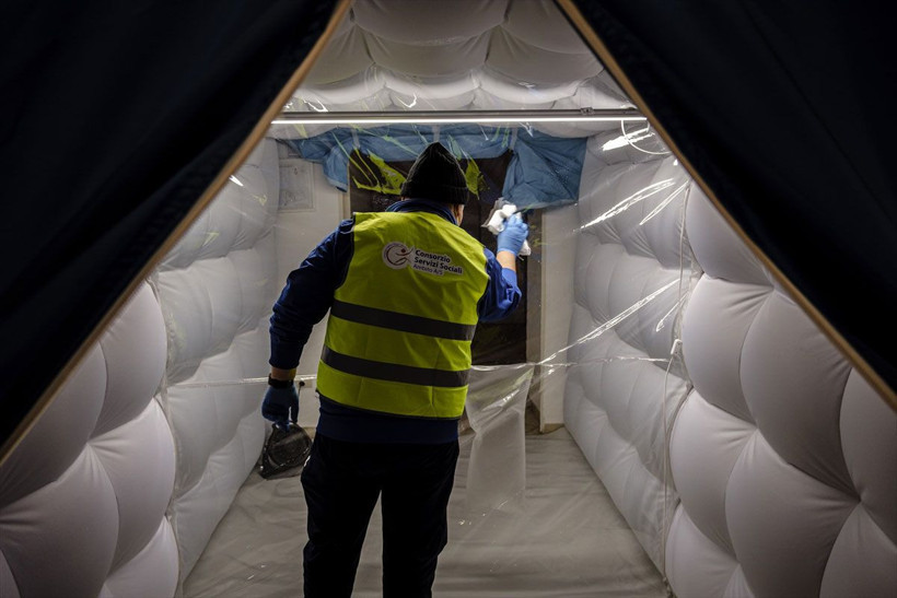 İtalya'da bakımevinde koronavirüse karşı "Sarılma Odası" kuruldu! Böyle hasret gideriyorlar - Resim: 2