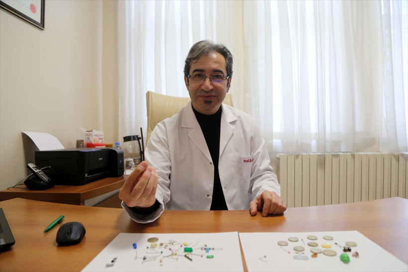 Göğüs cerrahı Ekber Şahin, yanlışlıkla yutulan cisimlerden koleksiyon yaptı! Hepsini ameliyatla çıkardı - Resim: 1