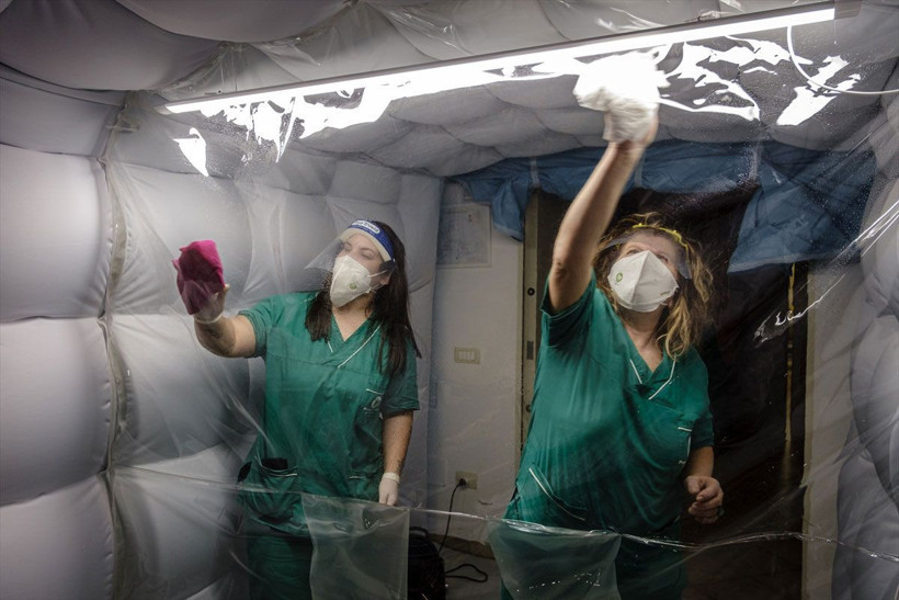 İtalya'da bakımevinde koronavirüse karşı "Sarılma Odası" kuruldu! Böyle hasret gideriyorlar - Resim: 3