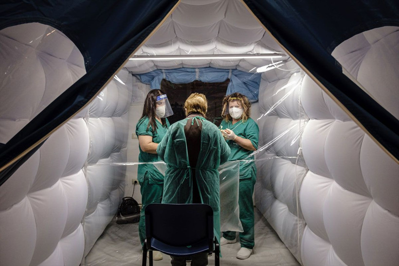 İtalya'da bakımevinde koronavirüse karşı "Sarılma Odası" kuruldu! Böyle hasret gideriyorlar - Resim: 4