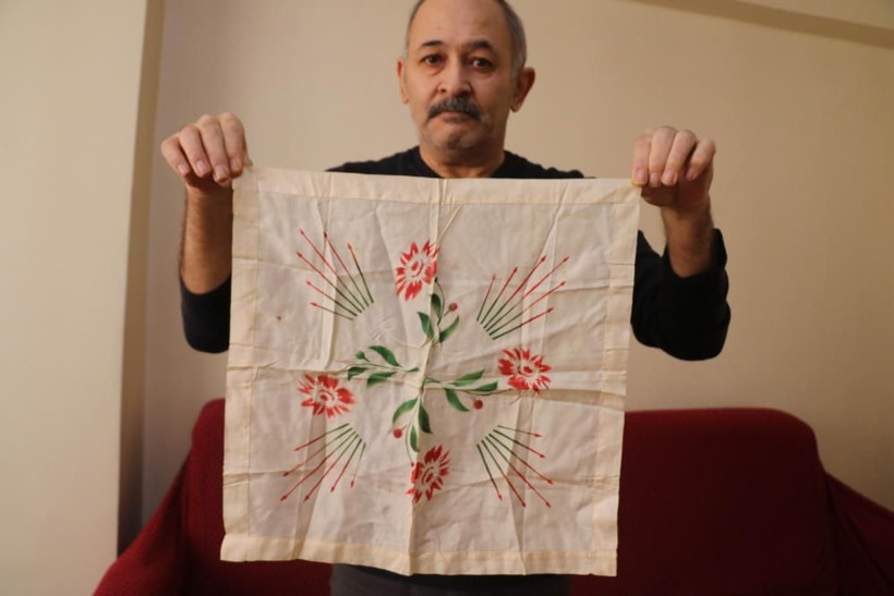 Gaziantep’te Atatürk'ün babasına hediye ettiği mendili satışa çıkardı - Resim: 1