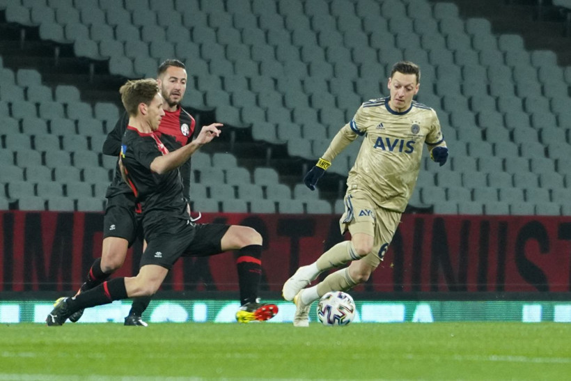 Mesut Özil üzerinden 'evin oğlu' göndermesi! İstiklal Marşı okumayınca linç edildi - Resim: 1