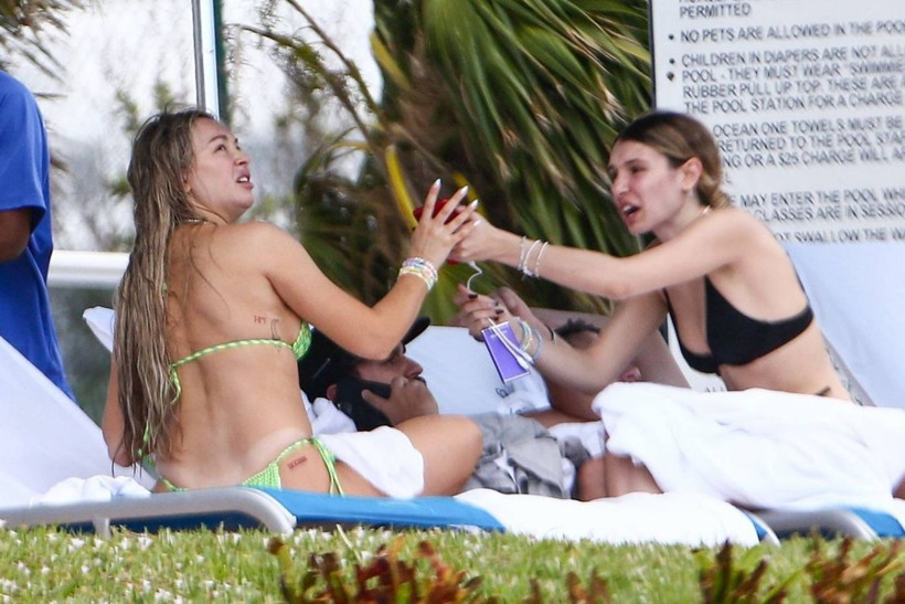 Havuz keyfi yapan Corinne Olympios neye uğradığını şaşırdı! Görüntülendiğini fark edince... - Resim: 1