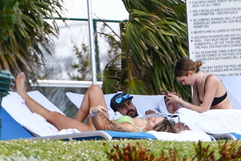 Havuz keyfi yapan Corinne Olympios neye uğradığını şaşırdı! Görüntülendiğini fark edince... - Resim: 3