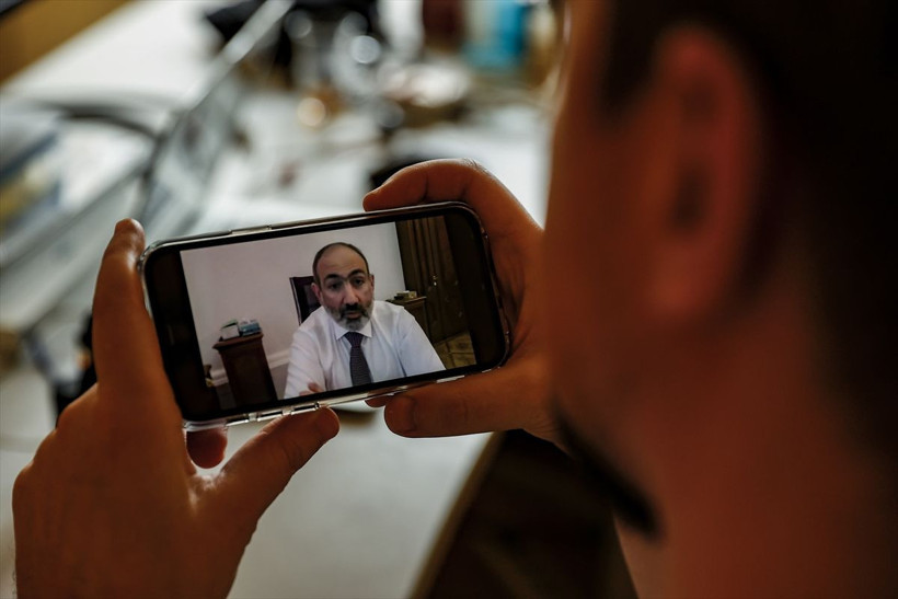 Ermenistan'da darbe Paşinyan sokağa indi Genelkurmay Başkanı kovuldu - Resim: 1