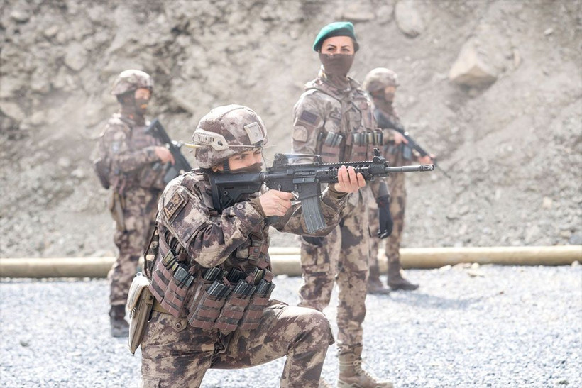 7 gün 24 saat elleri tetikteler! Kadın özel harekatçılar Hakkari'de PKK'nın korkulu rüyası oldu - Resim: 1