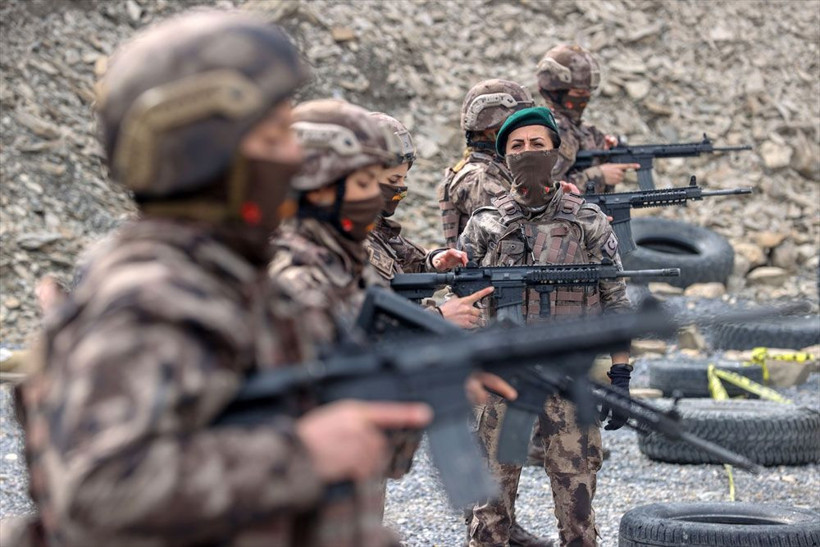 7 gün 24 saat elleri tetikteler! Kadın özel harekatçılar Hakkari'de PKK'nın korkulu rüyası oldu - Resim: 2