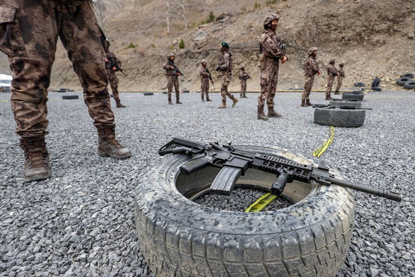 7 gün 24 saat elleri tetikteler! Kadın özel harekatçılar Hakkari'de PKK'nın korkulu rüyası oldu - Resim: 3
