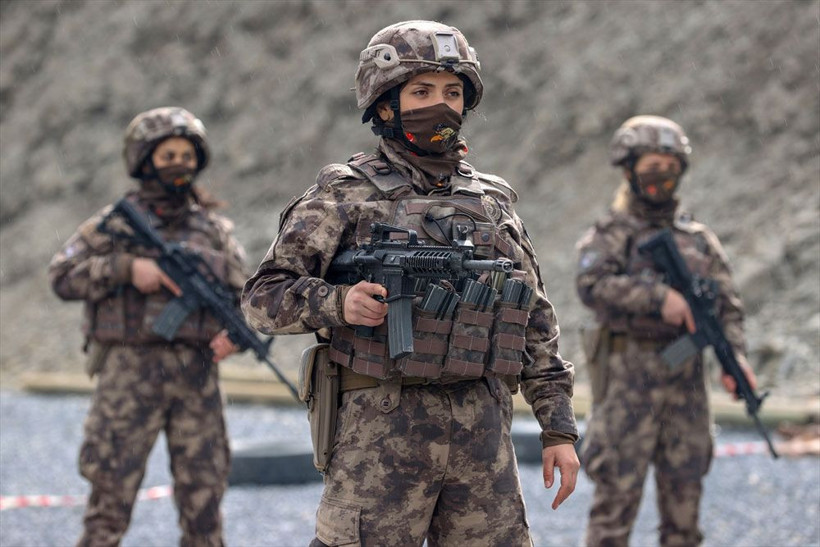 7 gün 24 saat elleri tetikteler! Kadın özel harekatçılar Hakkari'de PKK'nın korkulu rüyası oldu - Resim: 4