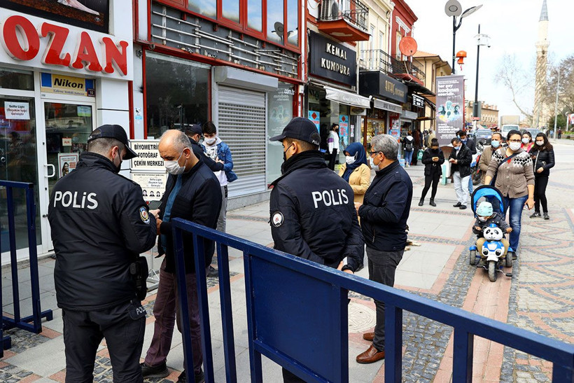 'Çok yüksek riskli' illerde peş peşe yeni yasak kararları geliyor! Sokakta ayaküstü sohbet yasaklandı - Resim: 2