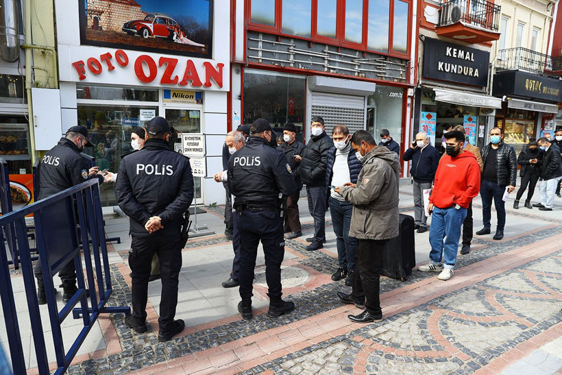 'Çok yüksek riskli' illerde peş peşe yeni yasak kararları geliyor! Sokakta ayaküstü sohbet yasaklandı - Resim: 3