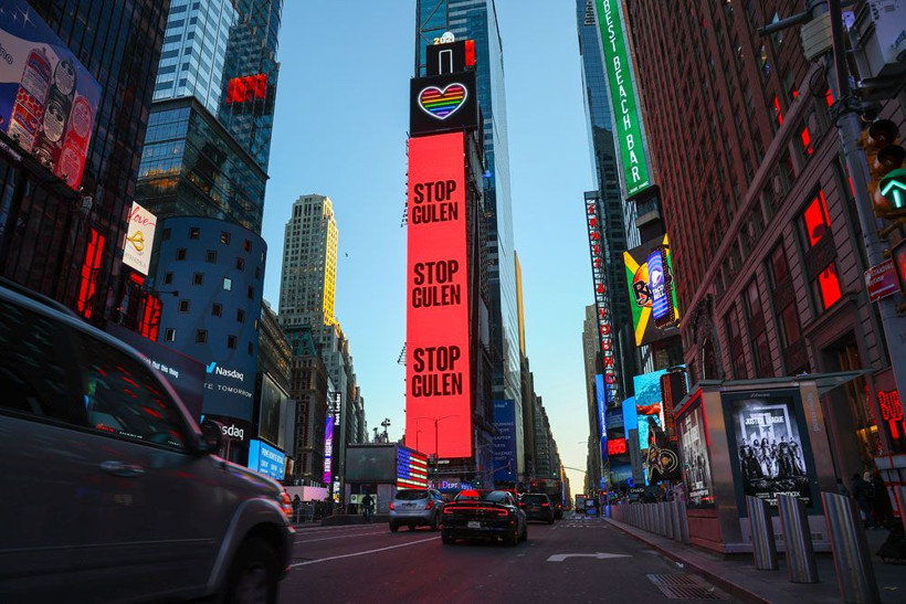 Times Meydanı'nda "Stop Gülen" ilanı! FETÖ'nün karanlık yüzü afişe edildi - Resim: 2