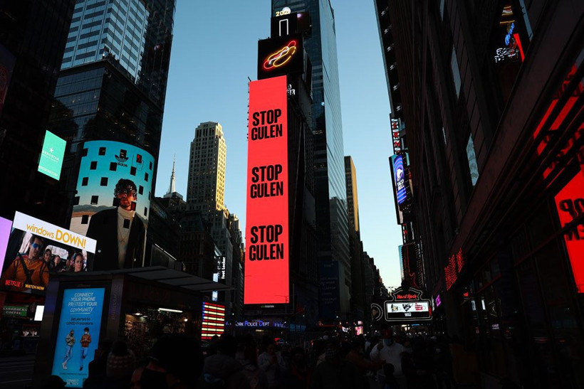 Times Meydanı'nda "Stop Gülen" ilanı! FETÖ'nün karanlık yüzü afişe edildi - Resim: 3