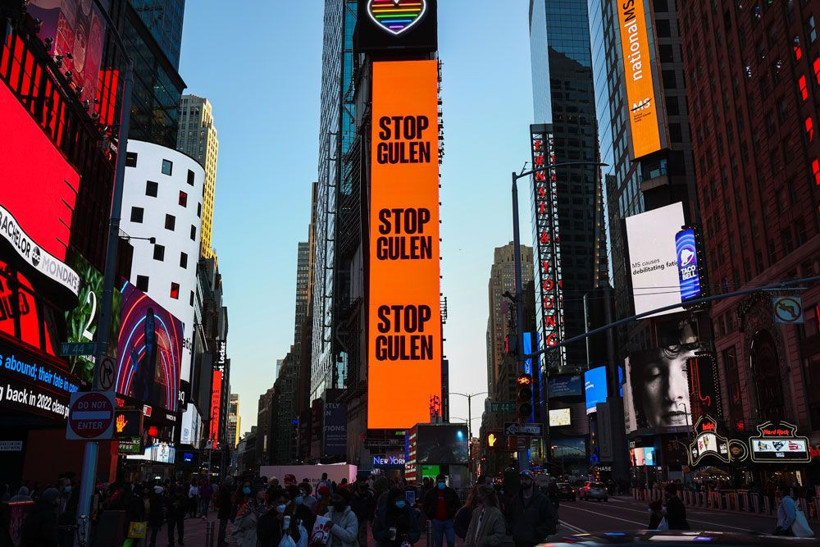 Times Meydanı'nda "Stop Gülen" ilanı! FETÖ'nün karanlık yüzü afişe edildi - Resim: 4
