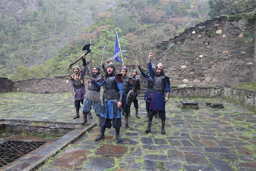 Pakistanlı gençler 'Diriliş Ertuğrul' sevgisini sete taşıdı - Resim: 3