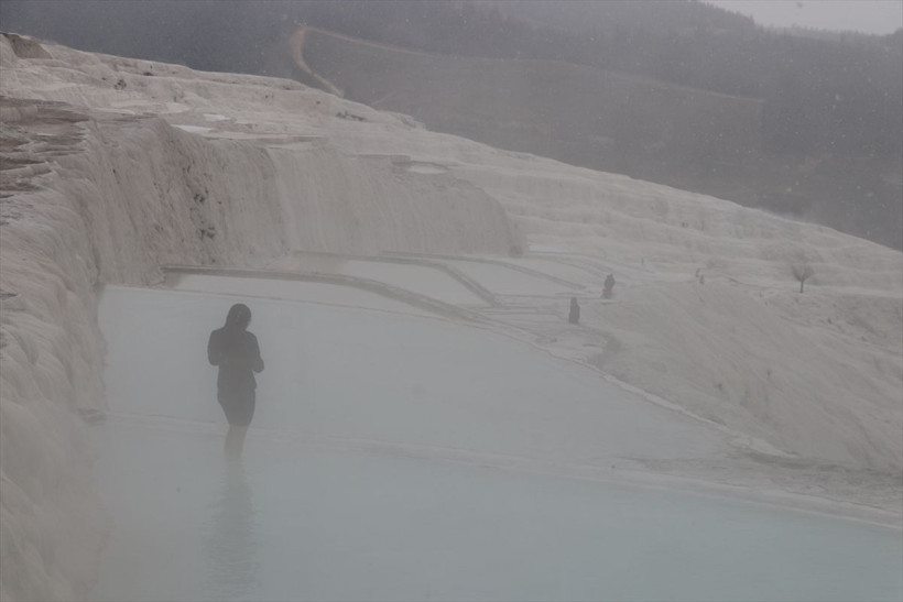 Denizli Pamukkale'deki turistler kar yağarken antik havuzun keyfini çıkardı - Resim: 4