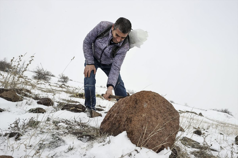 30 yıldır peşinde Türkiye'yi il il çekiçle dolaşıyor! Çuvalı dolduruyor tam bir taş zengini - Resim: 1