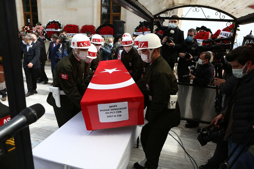 Pilot Yüzbaşı Burak Gençcelep'in cenazesinde yürek dağlayan görüntü - Resim: 4