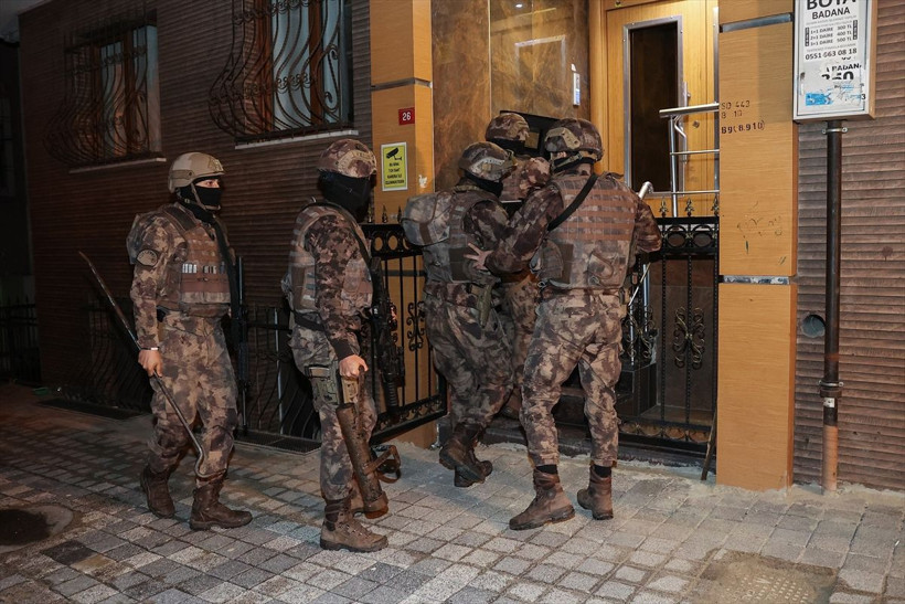 Sedat Peker ve adamlarına şafak baskını! Peker yurtdışında villası ve cipi arandı - Resim: 2