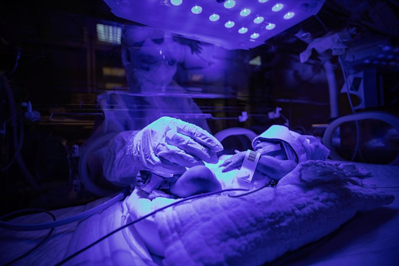 Sağlık çalışanlarının şefkatli elleri koronavirüslü çocuk hastaların da üzerinde - Resim: 1