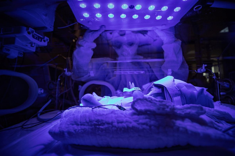 Sağlık çalışanlarının şefkatli elleri koronavirüslü çocuk hastaların da üzerinde - Resim: 2