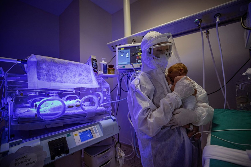 Sağlık çalışanlarının şefkatli elleri koronavirüslü çocuk hastaların da üzerinde - Resim: 3