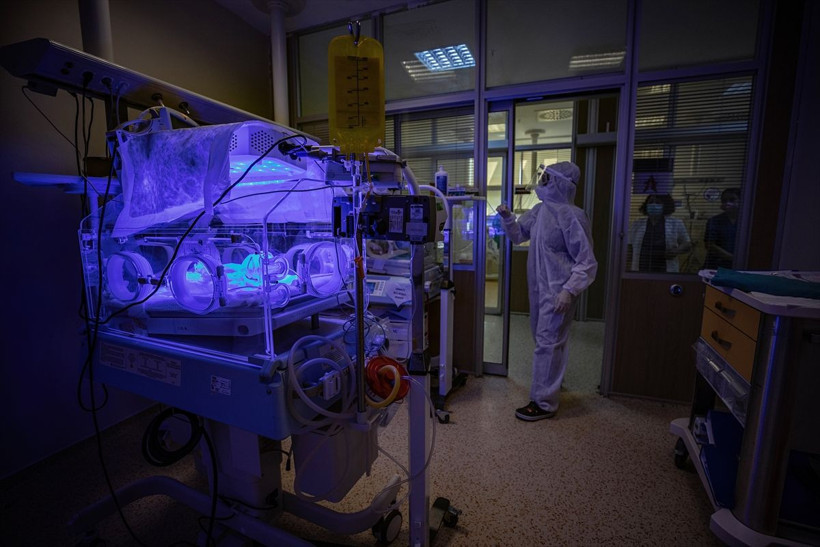 Sağlık çalışanlarının şefkatli elleri koronavirüslü çocuk hastaların da üzerinde - Resim: 4