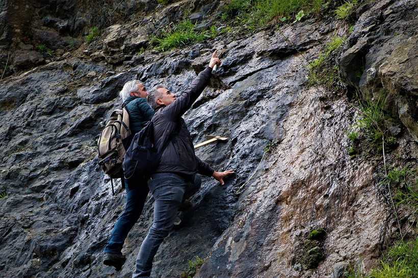 Bu ailenin tek işi süs taşı avlamak! Komando gibi dağlarda gezerek süs taşı arıyorlar - Resim: 1