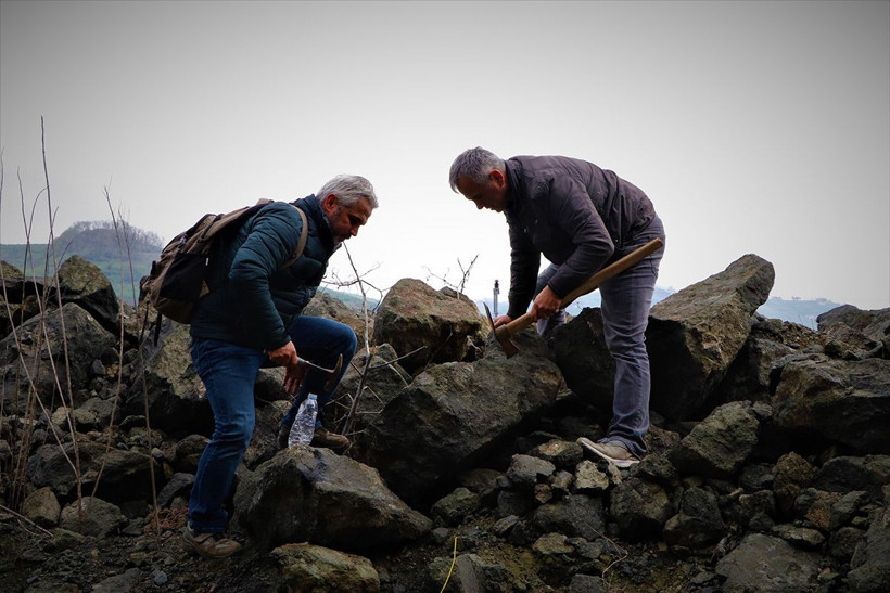 Bu ailenin tek işi süs taşı avlamak! Komando gibi dağlarda gezerek süs taşı arıyorlar - Resim: 4