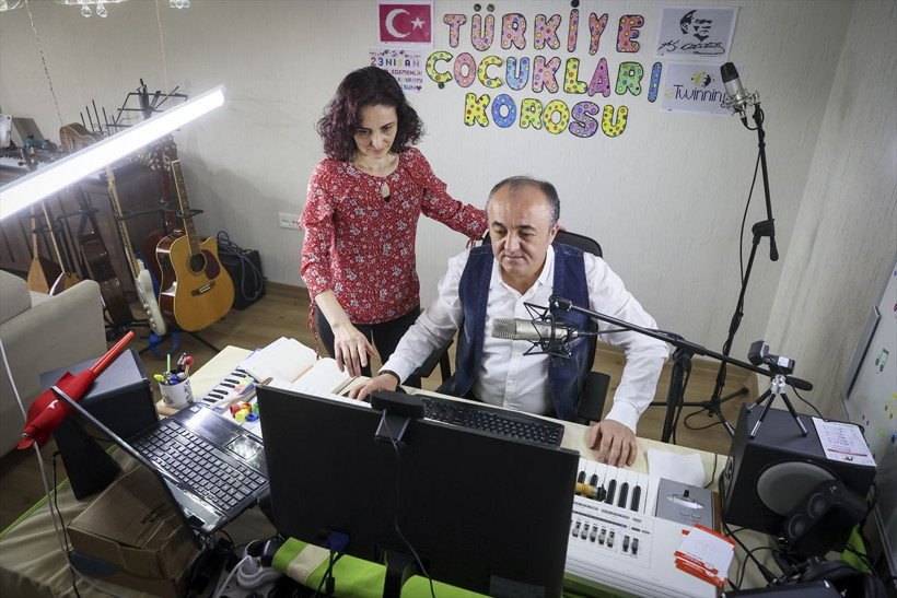 İnternet üzerinden verdiği müzik dersleriyle 5 bin kişilik çocuk korosu oluşturdu - Resim: 1