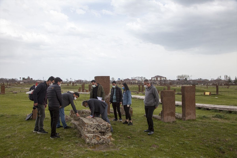 Ahlat Selçuklu mezarlığı bambaşka bir yüze kavuşuyor karekodlu uygulama - Resim: 1