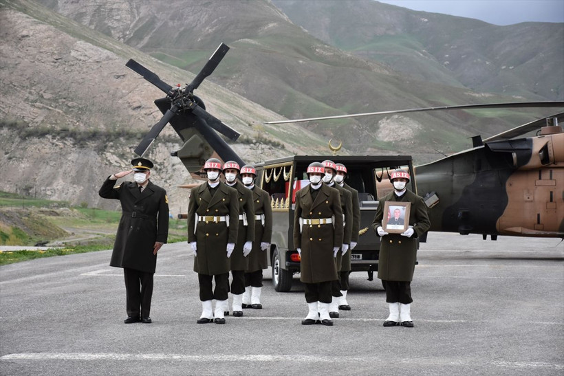 Kütahya'da gözyaşları sel oldu! Yüzlerce kişi Şehit Uzman Çavuş Asan'ı son yolculuğa uğurladı - Resim: 2