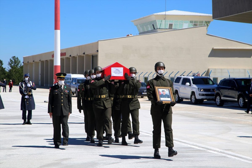 Şehit Uzman Çavuş Murat Nar son yolculuğuna uğurlandı - Resim: 3
