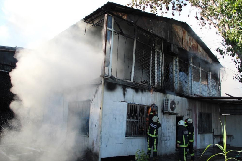 Antalya'da 2 milyon TL zarara uğradı! Ekmek teknesini kurtarmak isterken sırtı yandı - Resim: 1