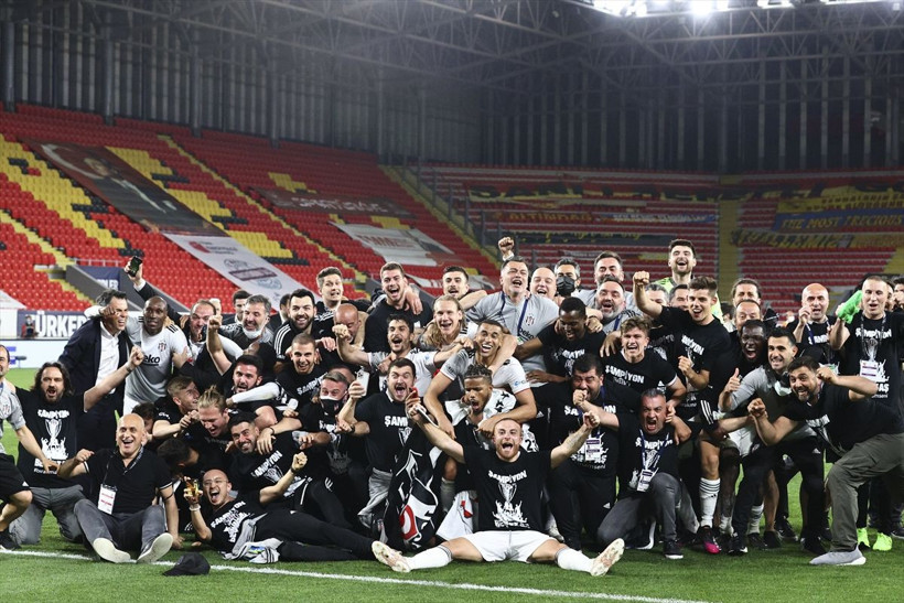 Şampiyon Beşiktaş! Futbolcular Sergen Yalçın ile Ahmet Nur Çebi'yi sırtladı - Resim: 2