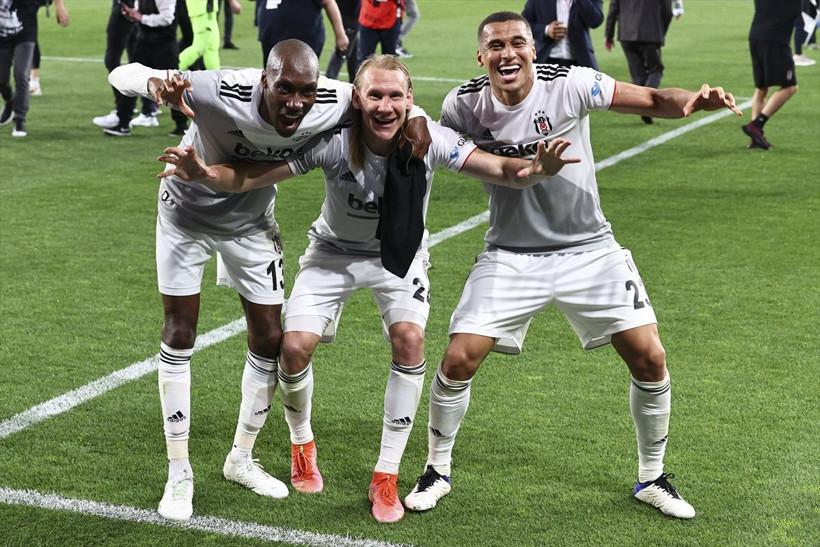 Şampiyon Beşiktaş! Futbolcular Sergen Yalçın ile Ahmet Nur Çebi'yi sırtladı - Resim: 4