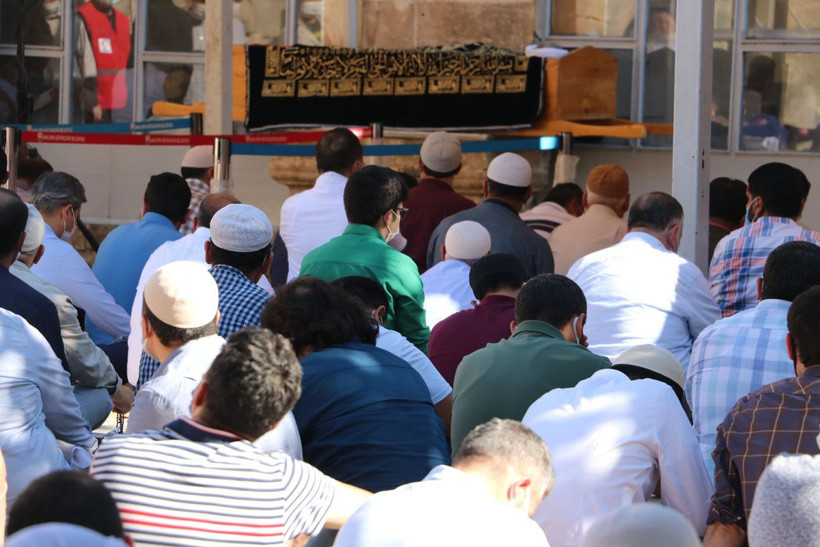Şanlıurfa'dan pes dedirten görüntü! Covid-19'dan hayatını kaybeden kanaat önderini yüzlerce kişi uğurladı - Resim: 2