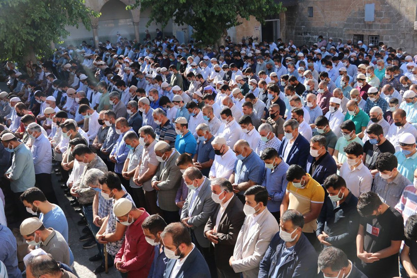 Şanlıurfa'dan pes dedirten görüntü! Covid-19'dan hayatını kaybeden kanaat önderini yüzlerce kişi uğurladı - Resim: 4