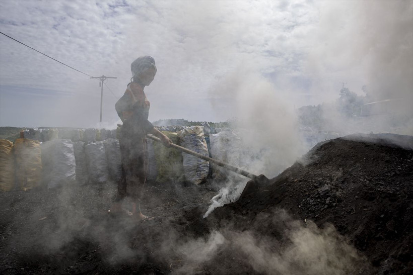 Diyarbakır'da ateş karşısında alın teri döken işçiler meşe odununu mangal kömürüne dönüştürüyor - Resim: 3