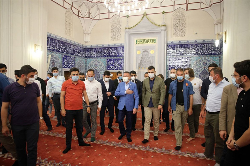 Fuat Oktay KKTC'de gençlerle sabah namazında bir araya geldi - Resim: 1