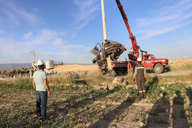 Denizli'de korkunç kaza! Elektrik direğine çarpan cipteki 2 kişi hayatını kaybetti - Resim: 2
