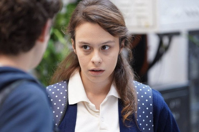 TRT dizisi Masumlar Apartmanı'ndaki Neriman dekoltesiyle olay oldu - Resim: 1