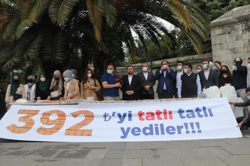 İBB, kilosu 392 TL'den baklava aldı iddiası! AK Parti'li gençlerden İBB'ye protesto - Resim: 1